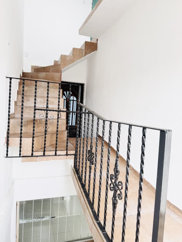 Casa en venta a una cuadra de metro Ecatepec - Escaleras de acceso