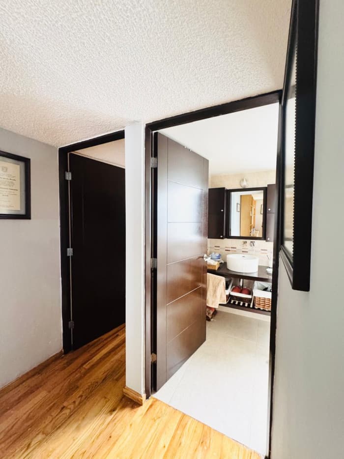 Departamento en venta en la colonia San Rafael - Baño de visitas y entrada a recamara principal
