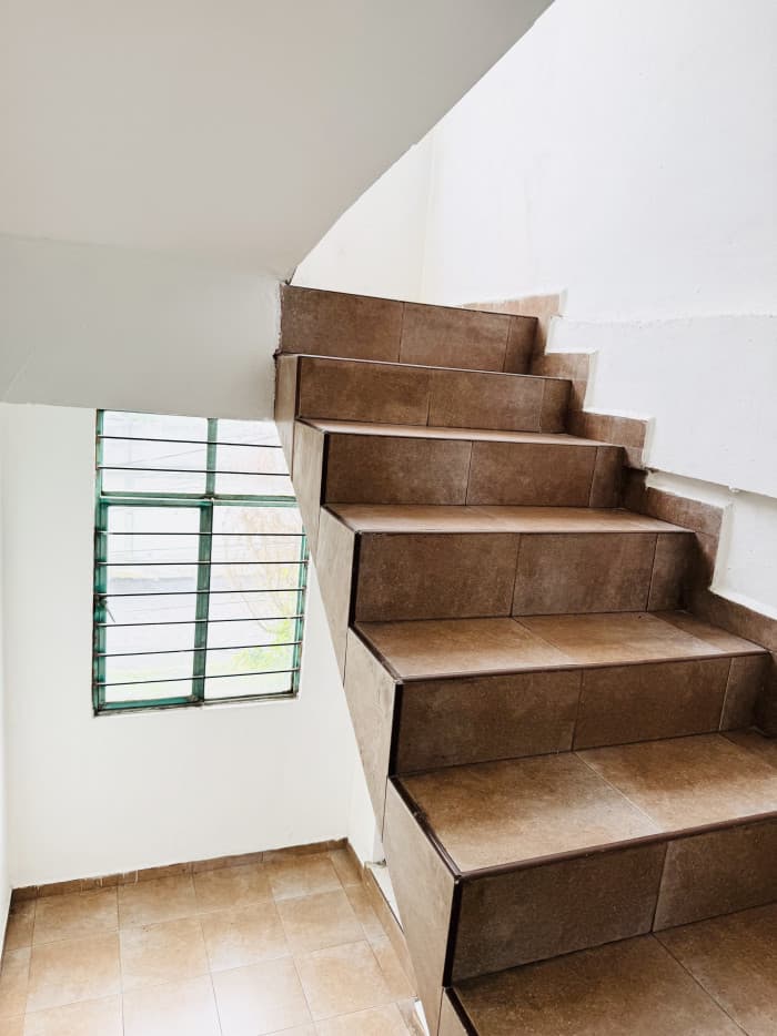 Casa en venta a una cuadra de metro Ecatepec - Escaleras de acceso